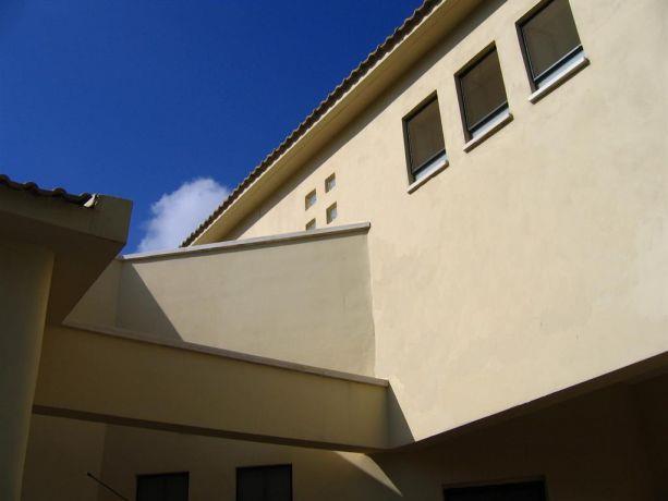 מבט על חזית בית מעוצב בעל חלונות מעוצבים לכניסה של אור בעיצוב ותכנון של ענת חיימוביץ אבישר
