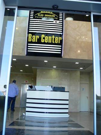 עיצוב לובי כניסה לבניין משרדים ''בר סנטר'', מראה יוקרתי ומפואר של המעצבת סיגלית פרץ - אדריכלות ועיצוב פנים