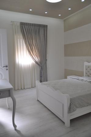 חדר שינה מרהיב בעיצוב קלאסי, בגווני לבן המקנים מראה נקי ומפואר. סיגלית פרץ - אדריכלות ועיצוב פנים
