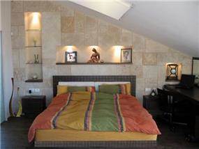 חדר שינה בעליית גג בבית פרטי בדני חיפה 