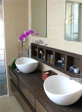 חלל מעוצב בחדר אמבטיה בבית פרטי בדניה