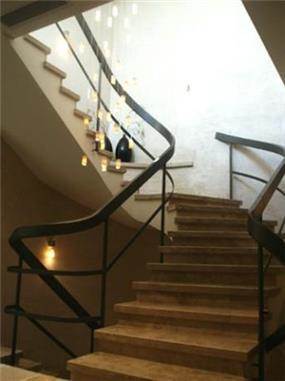 מהלך מדרגות בעל מעקה מעוצב, עיצוב יעל דיילס בכר