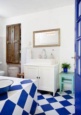חדר אמבטיה בצבעי כחול ולבן, עיצוב מעשה בבית-בוטיק ביתי לאדריכלות ועיצוב פנים