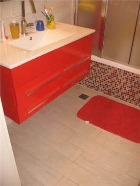 חדר אמבטיה בעיצוב מודרני וצבעוני ובשילוב אריחי פסיפס. עיצוב: סטודיו סגול