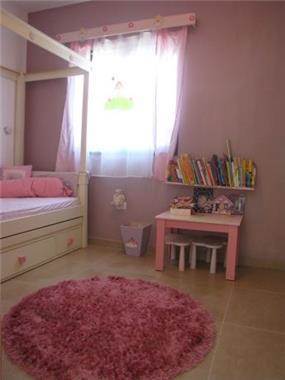 חדר ילדה צבעוני ונאיבי. עיצוב: סטודיו סגול