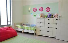 חדר ילדים בשילוב גווני ירוק ושמנת בעיצוב מיכל גרינברג- פוקס
