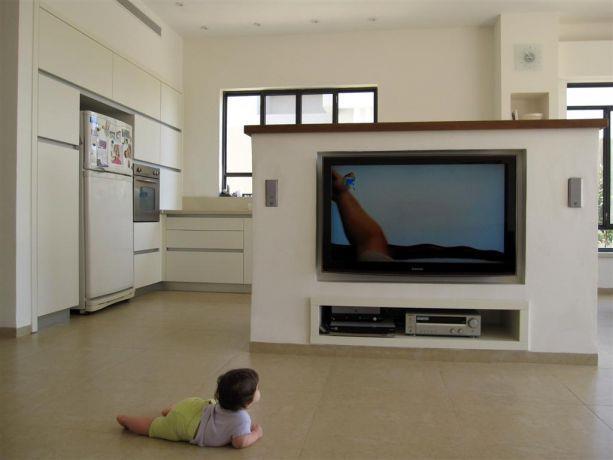 מערכת טלויזיה בנישת גבס לניצול מקסימלי של חלל המטבח והסלון