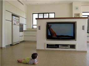 מערכת טלויזיה בנישת גבס לניצול מקסימלי של חלל המטבח והסלון