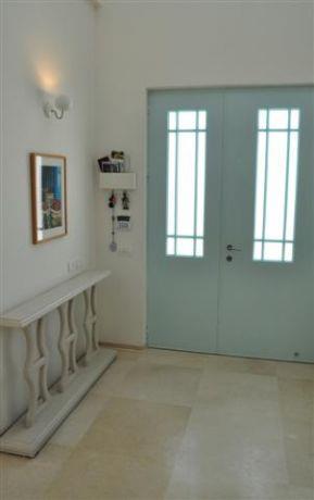 מבואת כניסה לבית עם דלת כניסה בגוון תכלת, עיצוב מיכל גרינברג- פוקס