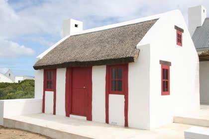 מבט צד לבית בסגנון בית דייג אירי מהמאה ה18 בדרום אפריקה 