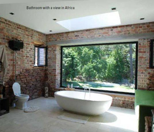 חדר אמבט הורים  עם חלון נוף בפרויקט ייחודי בקייפטאון שבדרום אפריקה -ריפלנט אדריכלות אקולוגית