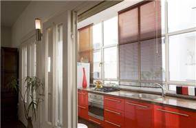 דירת מגורים בת"א, בסגנון רטרו, המטבח צבוע בצבע אפוקסי מבריק - בתכנון ועיצוב של הילה לוסקי