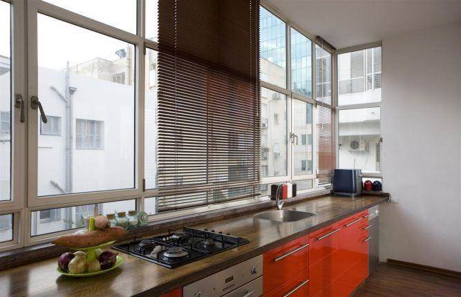 דירת מגורים בת"א בסגנון רטרו, המטבח מוקם במרפסת - תכנון ועיצוב הילה לוסקי