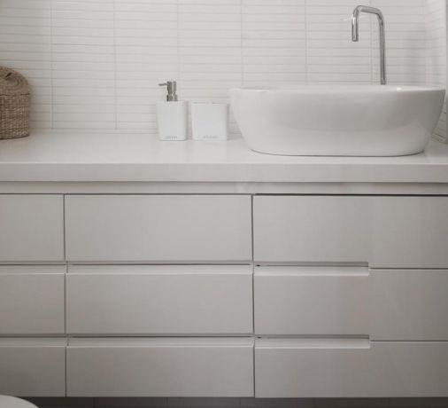 ארון אמבט מעוצב צבוע אפוקסי בחדר אמבט הורים - עיצוב ותכנון של הילה לוסקי