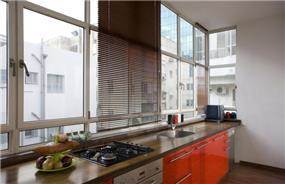 דירת מגורים בת"א, בסגנון רטרו, המטבח צבוע בצבע אפוקסי מבריק.