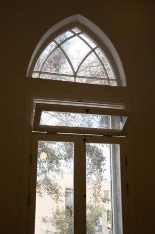 חלון ומעליו רוזטה בבית שעבר תהליך שימור - בתכנון ועיצוב של הילה לוסקי