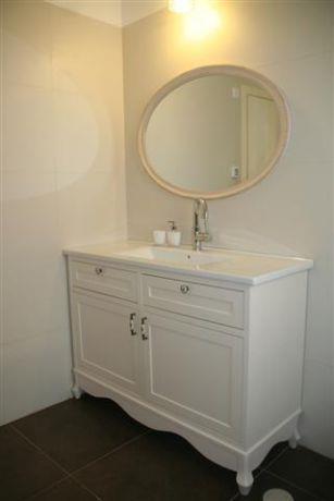 מבט אל חדר אמבטיה בעל מראה גדולה בעיצוב קלאסי נקי של מרב פלגי