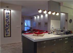 מבט מהמטבח אל הסלון, בדירה בעיצובה של סיגל לנמן סוקול