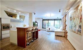 עיצוב דירה - סלון +מטבח ואי עם בר בדירתו של ליאור סושרד - תכנון ועיצוב סטודיו קרן רוזנר