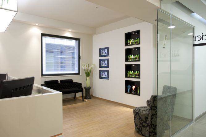 קיר תצוגת מוצרים בתוך לובי משרדים בעיצוב חיה ברק ומירב אייל הרפז