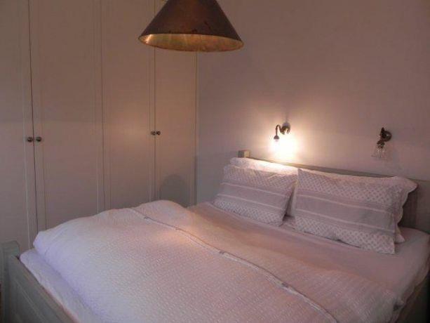 חדר שינה עם תאורה רכה בתכנון ועיצוב של אופן ספייס