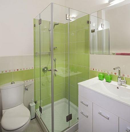 חדר אמבטיה בסגנון מודרני בשילוב של ירוק ולבן. עיצוב: יעל אפרתי תכנון ועיצוב פנים