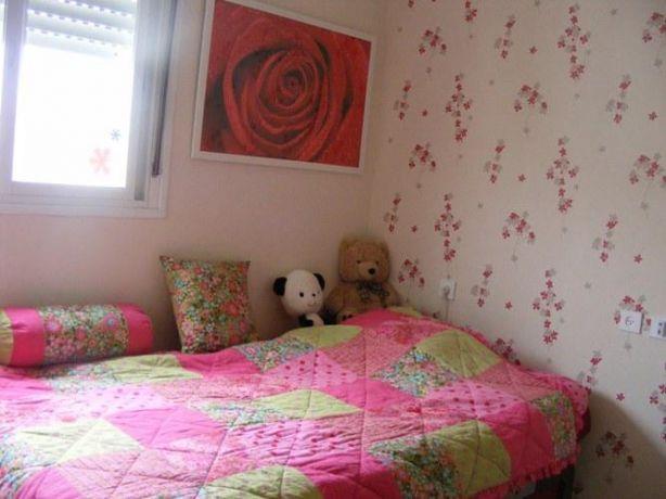 מבט אל המיטה, פרטי הריהוט ואל הקירות התואמים בחדר נערה. עיצוב: שרי בר נע גבעון
