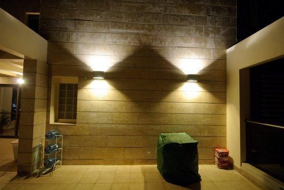 עיצוב תאורה במרפסת של פנטאוז בעיצוב ותכנון של שרי בר-נע גבעון