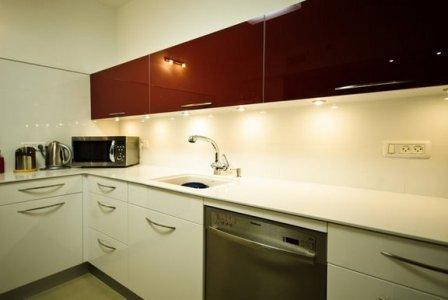 תאורה תחתית מארונות המטבח בעיצוב ותכנון של שרי בר-נע גבעון