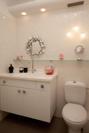 חדר אמבטיה הכולל חיפוי קיר ותאורה תואמת. עיצוב: שרי בר נע גבעון