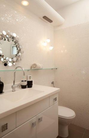 חדר אמבטיה בדגש על חיפוי הקיר והתאורה התואמת. עיצוב של שרי בר נע גבעון