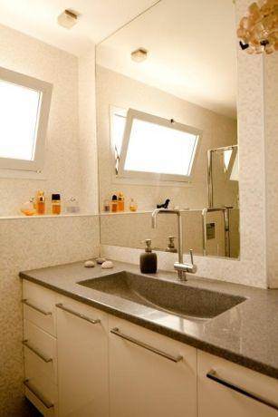 חדר אמבטיה בהיר המעוצב בסגנון מודרני. עיצוב ותכנון של שרי בר נע גבעון