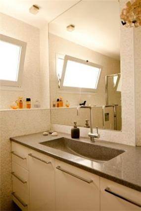 חדר אמבטיה בהיר המעוצב בסגנון מודרני. עיצוב ותכנון של שרי בר נע גבעון