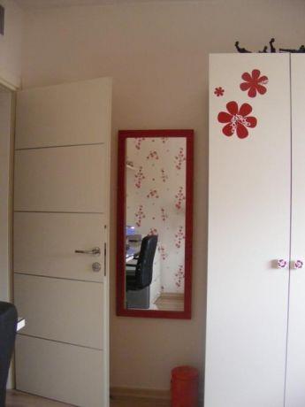 חדר נערה עם מדבקות קיר תואמות בעיצוב ותכנון של שרי בר נע גבעון 