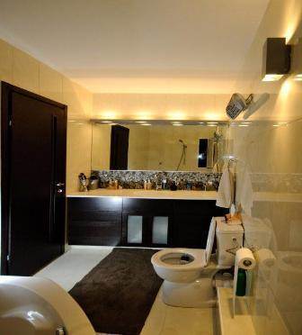 חדר אמבטיה מעוצב עם תאורת אווירה. עיצוב ותכנון שרי בר נע גבעון 