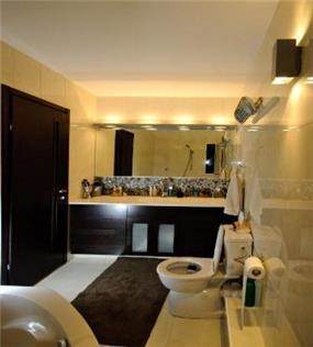 חדר אמבטיה מעוצב עם תאורת אווירה. עיצוב ותכנון שרי בר נע גבעון 