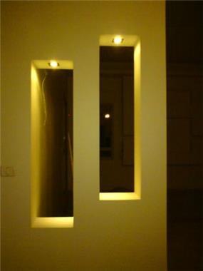 עיצוב בגבס עם תאורת ספוטים במבואת כניסה לבית. עיצוב: אדריכלות החן
