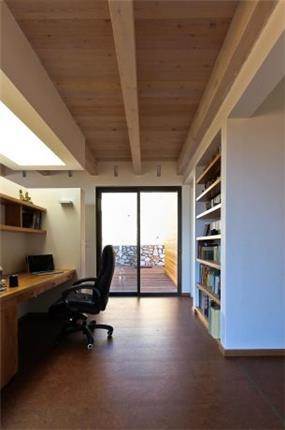 תקרת עץ עם קורות חשופות בחדר עבודה,  עיצוב Saab Architects 
