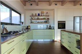 מטבח לבן בשילוב עץ, עיצוב Saab Architects 
