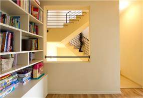 מבואה המשמשת לאחסון ספרים וצעצועים, עיצוב Saab Architects 
