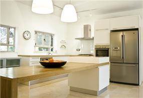 מטבח מודרני בגוונים בהירים בשילוב אי מעץ. עיצוב: Saab Architects