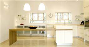 מטבח בהיר בעיצוב מודרני הכולל אי עבודה וישיבה גדול במרכז. עיצוב: Saab Architects