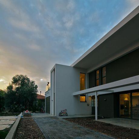 חזית בית בסגנון מודרני,  עיצוב Saab Architects 
