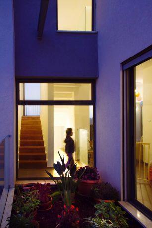 מבט מבחוץ אל פנים הבית, אל מבואת הכניסה והמדרגות. עיצוב: Saab Architects