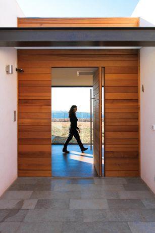 חיפוי עץ במבואת כניסה לבית,  עיצוב Saab Architects 
