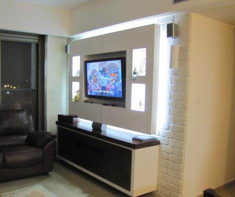 קיר טלוויזיה הכולל נישת גבס בשילוב תאורה. עיצוב: MHstudio