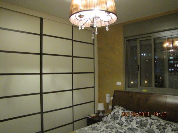 חדר שינה צבעוני וחם עם ארון במראה יפני. עיצוב: MHstudio