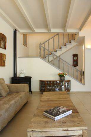 סלון ומדרגות בבית פרטי ברמת השרון, בעיצוב של טלי סטוף