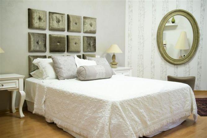 חדר שינה בעיצוב מקסים בקו עדין ורך וטפט תואם בעיצוב ותכנון של ג'ני דיין הום סטיילינג