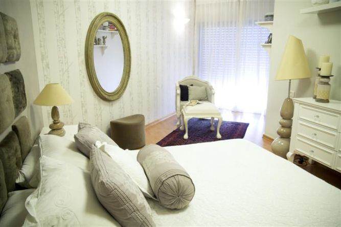 מבט צד לחדר שינה מעוצב בקו נקי תוך כדי הקפדה על הפריטים הקטנים בסגנון וינטאג' בעיצוב ותכנון של ג'ני דיין